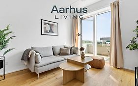Spacious Waterfront Apartment With Marina And Sea View
